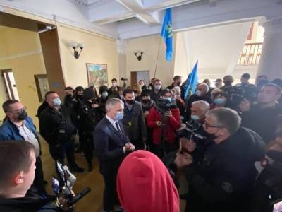 Александр Сенкевич Николаев - В Николаеве митингующие против карантина прорвались в горсовет, мэр пообещал провести заседание исполкома - gordonua.com - Украина - Львов - Николаев - Николаевская обл. - Одесса
