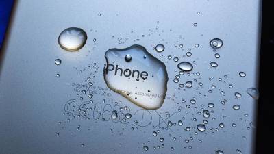 На Apple подали в суд из-за дезинформации о водостойкости iPhone - iz.ru - Нью-Йорк