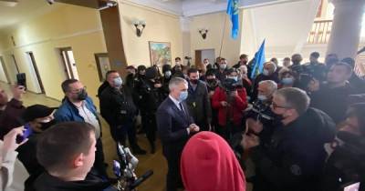 Александр Сенкевич - В Николаеве митингующие против карантина предприниматели и маршрутчики прорвались в горсовет - focus.ua - Николаевская обл. - Николаев