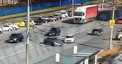Jaguar пересек двойную сплошную и врезался в машину ДПС в Москве - moslenta.ru - Москва
