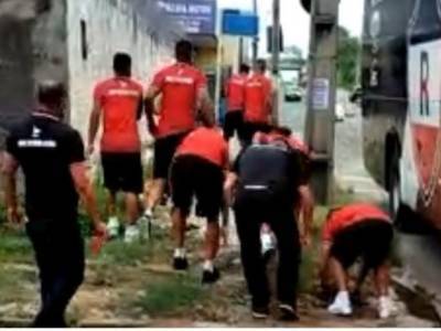 В Бразилии из-за поразки фаны забросали автобус с футболистами камнями, а потом еще и обстреляли - unn.com.ua - Киев - Англия - Бразилия