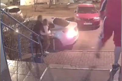 В Красноярске двое мужчин затолкали девушку в машину и увезли - kras.mk.ru - Красноярск