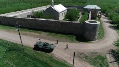 В Нагорном Карабахе миротворцы помогли паломникам из Степанакерта - vesti.ru - Степанакерт