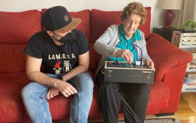 Внук создал для бабушки специальную консоль в Telegram - korrespondent.net - Испания