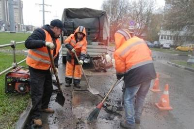 Коммунальщики Серпухова продолжили приводить город в порядок - serp.mk.ru