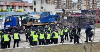 В Киеве из-за демонтажа МАФов произошли столкновения, есть задержанные - dsnews.ua - Киев - район Днепровский, Киев