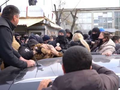 Владислав Трубицын - В Киеве во время сноса МАФов начались стычки, полиция задержала 14 человек - gordonua.com - Киев