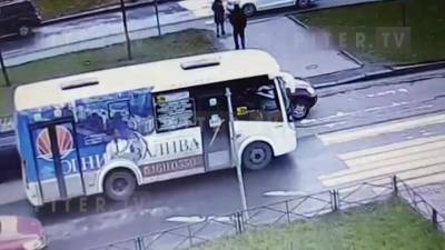 Видео: две машины столкнулись перед пешеходным переходом на Маршала Захарова - piter.tv - Санкт-Петербург