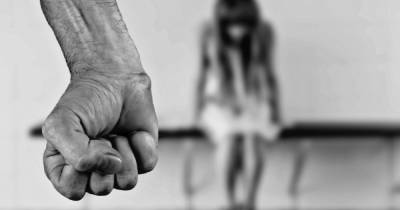 В России 16-летний подросток похитил экс-девушку и приковал ее наручниками к батарее - tsn.ua - Россия - Новосибирск