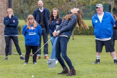 принц Уильям - Кейт Миддлтон - Кейт Миддлтон рассмешила британцев неуклюжей игрой в гольф - kp.ua - Украина