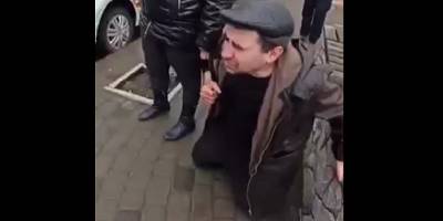 Пьяный мужчина на коленях просил копов забрать его в полицию, чтобы его не побила жена, видео - ТЕЛЕГРАФ - telegraf.com.ua