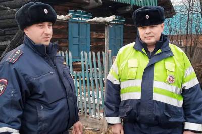В Красноярском крае инспекторы ДПС спасли во время пожара многодетную семью - kras.mk.ru - Красноярский край