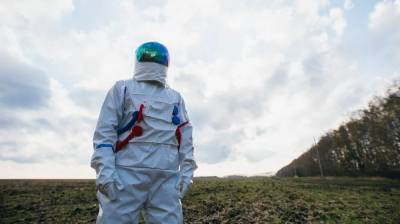 Веселит и раздаёт шоколадки. В Воронеже «высадился» добрый космонавт - vestivrn.ru - Воронеж