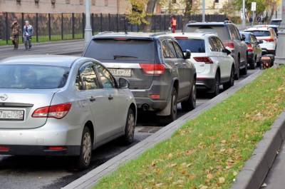 Автоэксперт назвал распространенную ошибку при парковке машины на автомате - vm.ru