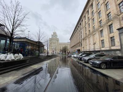 Гранитное мощение в центре Москвы защитили на маршруте военной техники перед парадом - vm.ru - Москва
