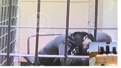Михаил Абызов - В УФСИН опровергли сообщение, что Абызова принесли на процесс на носилках - piter.tv