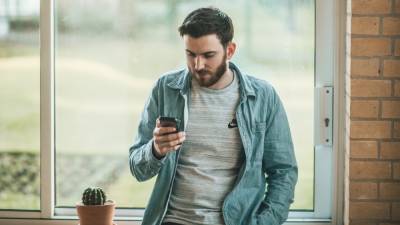 Итальянские ученые выяснили, что привычка смотреть на телефон может быть заразна - newinform.com