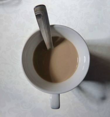 Медики назвали полезную добавку, которая убивает целебные свойства чая - lenta.ua
