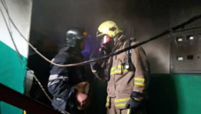 Пьяный "виновник пожара" в Харькове вышел из горящей квартиры и уснул на лавочке: кадры ЧП - kharkov.politeka.net - Харьковская обл. - Харьков