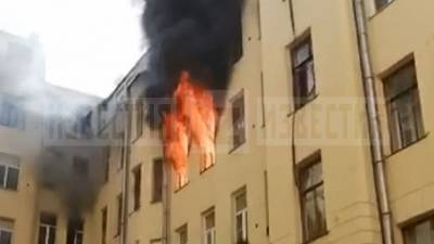 Пенсионерка пострадала в результате пожара в жилом доме в Петербурге — видео - 5-tv.ru - Санкт-Петербург