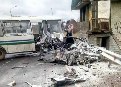 Летел по поселку на огромной скорости: в ДТП с автобусом в Ленобласти погибли четверо - province.ru - Ленинградская обл. - Вологда
