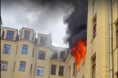 Движение по Большому проспекту Петроградской стороны перекрыли из-за пожара - abnews.ru - Санкт-Петербург