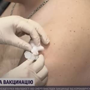 В Киеве 53-летнюю женщину парализовало спустя три дня после вакцинации CoviShield. Видео - reporter-ua.com - Киев
