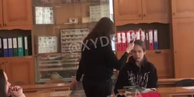 В школе 22 Одессы мальчик из 8 класса брызнул перцовкой учительнице математики в лицо, видео - ТЕЛЕГРАФ - telegraf.com.ua - Одесса