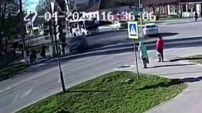 Момент ДТП с тремя пешеходами в Ельце попал на видео - vesti.ru - Липецкая обл.