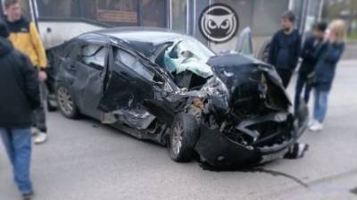 На улице Злобина в Пензе Toyota разбилась о КамАЗ - penzainform.ru - Пензенская обл. - Пенза