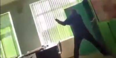 В селе Угловое Бахчисарайского района в Крыму учитель побил школьника в подсобке - видео - ТЕЛЕГРАФ - telegraf.com.ua - Украина - Крым - Харьковская обл. - район Бахчисарайский