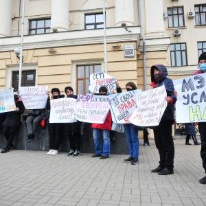 «Оставьте рынки в покое»: запорожские предприниматели устроили митинг под стенами мэрии. Фото - reporter-ua.com - Запорожье