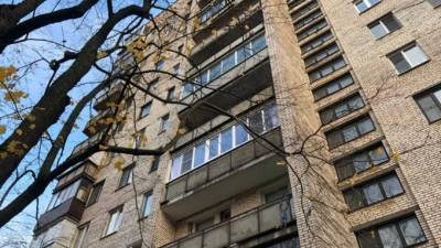 Суд обязал петербурженку демонтировать незаконное переостекление балкона - piter.tv - Санкт-Петербург