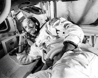 Нил Армстронг - Майкл Коллинз - Умер участник первой миссии на Луну Майкл Коллинз - tvc.ru