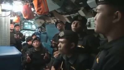Моряки с затонувшей индонезийской субмарины спели прощальную песню (видео) - lenta.ua - Индонезия