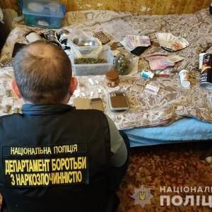 В квартире запорожанки изъяли наркотиков на сумму более 80 тыс. гривен. Фото - reporter-ua.com - Запорожская обл. - Запорожье - район Шевченковский
