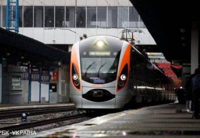 УЗ назначила дополнительные поезда на майские праздники в пять областей - facenews.ua - Украина - Киев - Одесса - Ужгород - Черновцы