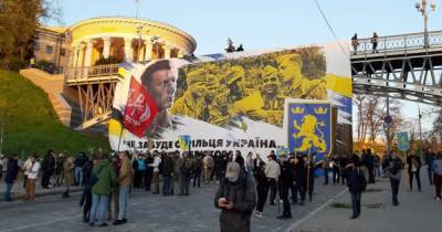 На Майдане в Киеве повесили баннер в честь бойцов дивизии СС "Галичина" (фото, видео) - focus.ua - Киев - Україна