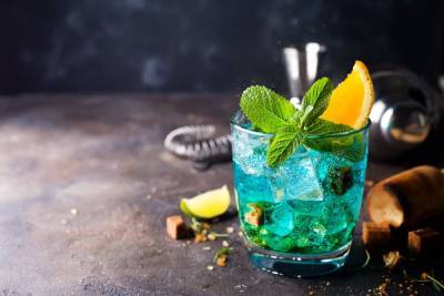 Для настоящих королей вечеринок: бармен с Днепра приготовил 14-литровый коктейль Голубая лагуна - 24tv.ua