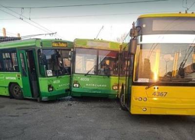 В Киеве столкнулись три тролейбуса и превратились в «гармошки» (ФОТО) - enovosty.com - Киев