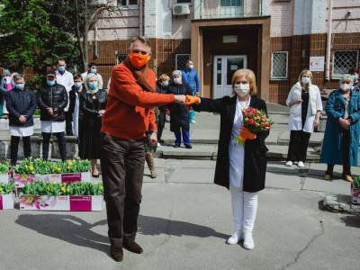 Посол Нидерландов подарил украинским медикам 600 горшков с тюльпанами - gordonua.com - Киев - Голландия