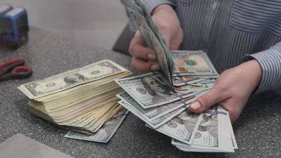 Утекай: россияне забирают валюту из банков - smartmoney.one