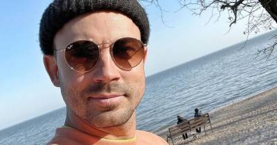 Алеся Никитюк - Андрей Бедняков - Обнаженный Андрей Бедняков в ванной прикрыл интимное место фикусом - tsn.ua