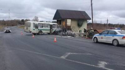 После смерти четырех человек в ДТП под Бокситогорском возбуждено уголовное дело - piter.tv - Ленинградская обл. - район Бокситогорский - Бокситогорск