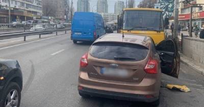 В Киеве на Севастопольской площади маршрутку развернуло поперек дороги из-за ДТП (видео) - focus.ua - Киев