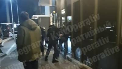 Вооружен пистолетом, гранатой и ножом: в Киеве возле McDonald's задержали агрессивного мужчину - 24tv.ua - Киев - район Голосеевский - Новости