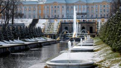 Фонтаны в Петергофе открыли под апрельским снегом - delovoe.tv - Санкт-Петербург