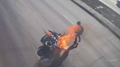 В Волгограде мотоциклист попал в ДТП и загорелся - piter.tv - Волгоград