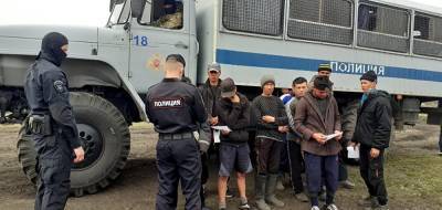 Полиция с ОМОНом устроила рейды по мигрантам, работающим в теплицах под Челябинском - znak.com - Челябинск - район Сосновский