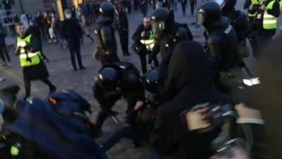 Петербуржца арестовали на трое суток за нецензурную брань на протестной акции 21 апреля - piter.tv - Санкт-Петербург
